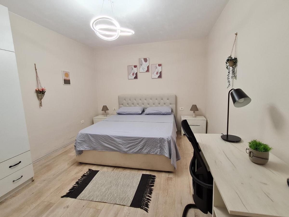 Downtown Boulevard Apartment With A Cute Balcony! Tirana Exterior foto